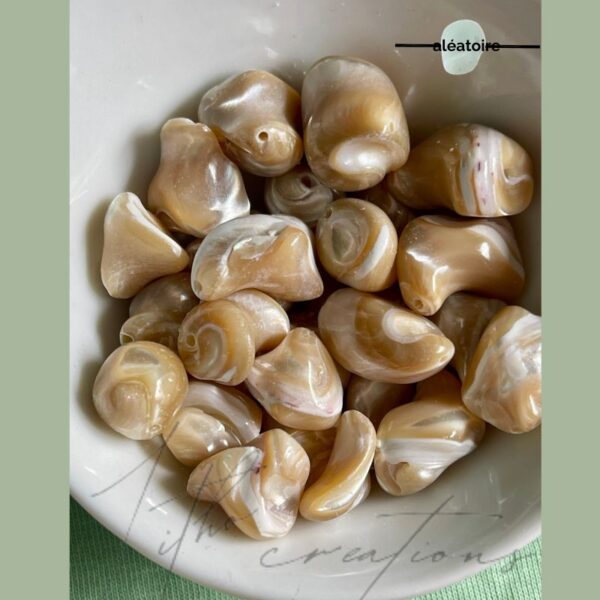 Perles en coquillage de troque naturelles aux reflets nacrés, parfaites pour la création de bijoux élégants et intemporels.