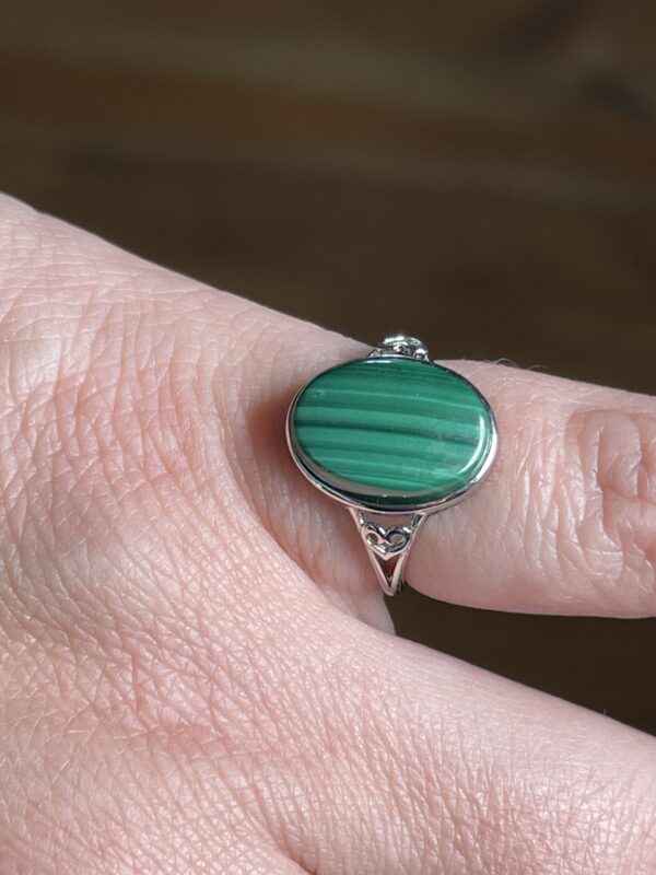Bague en pierre naturelle portée – malachite verte ovale