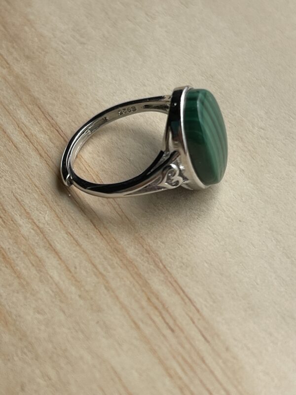 Photo de la bague réglable en malachite naturelle ovale 14x10 mm vue de profil