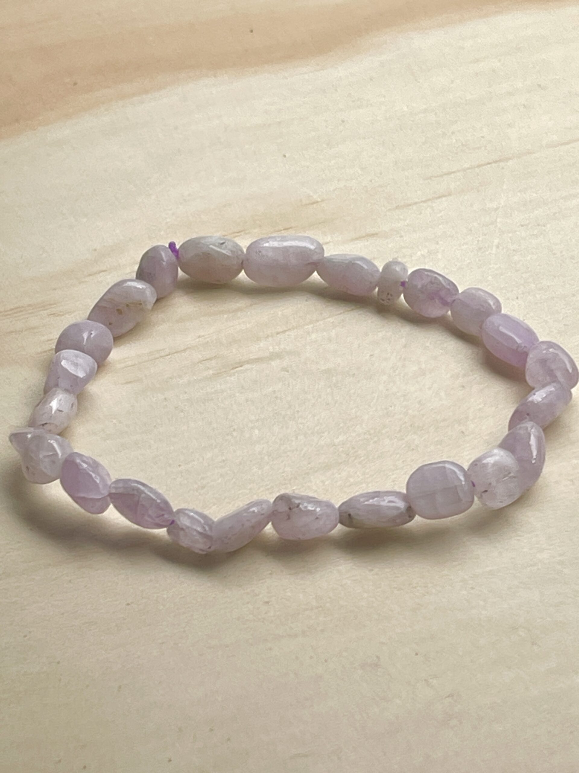 Bracelet en kunzite naturelle seule vue à plat – perles baroques violettes claires.