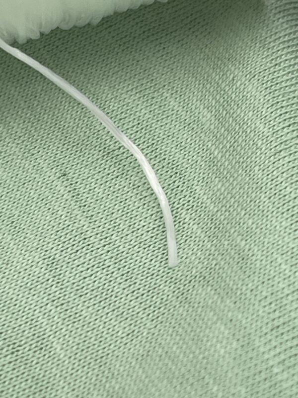 Gros plan sur la texture du fil élastique multi brins translucide 0,6 mm
