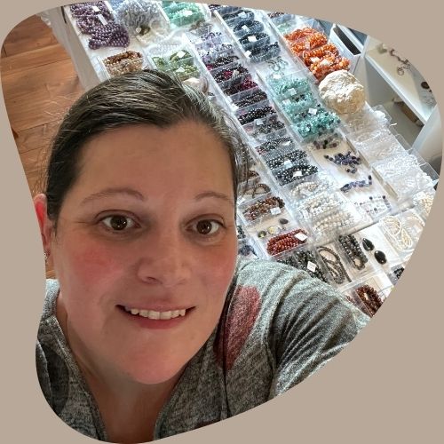 Audrey de Litho Créations dans son atelier avec des perles en pierres naturelles pour la création de bijoux