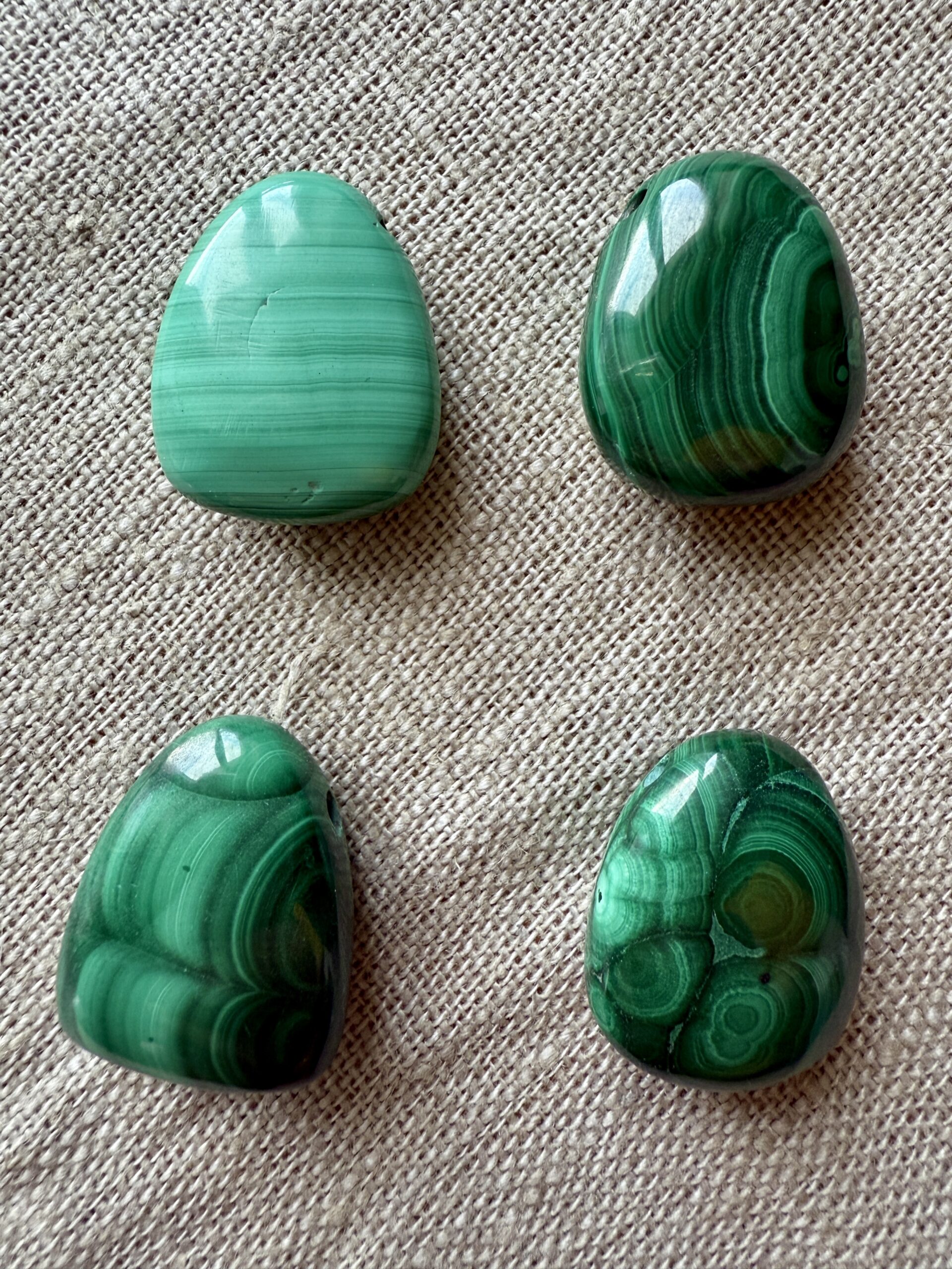 Pendentifs pierres polies en malachite naturelles au choix